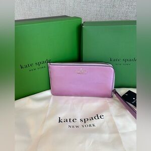 Brand new Kate Spade Lucy quartz pin patent wristlet. NWT